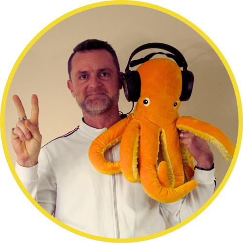 Romuald avec une peluche octopus qui écoute de la musique